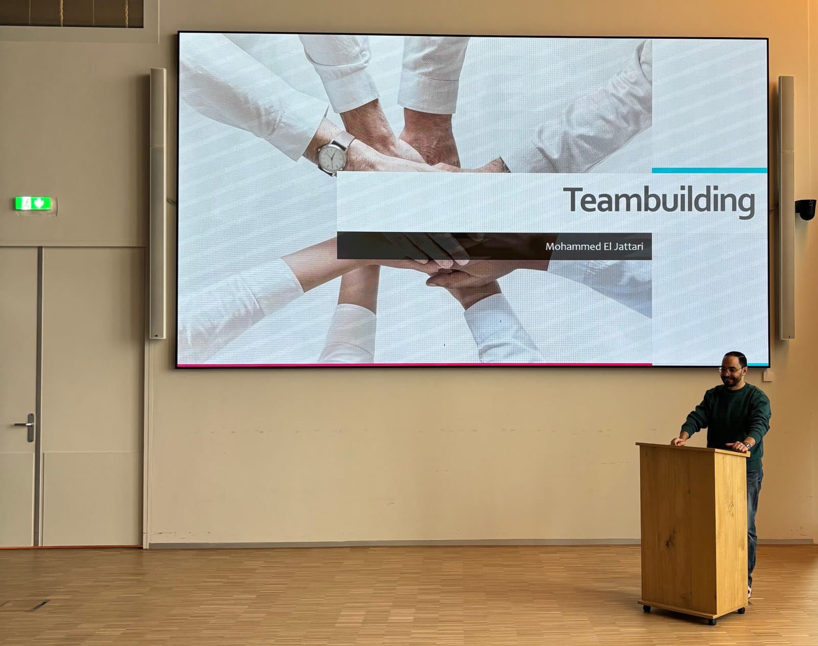 Mohammed begeleidt een workshop over teambuilding